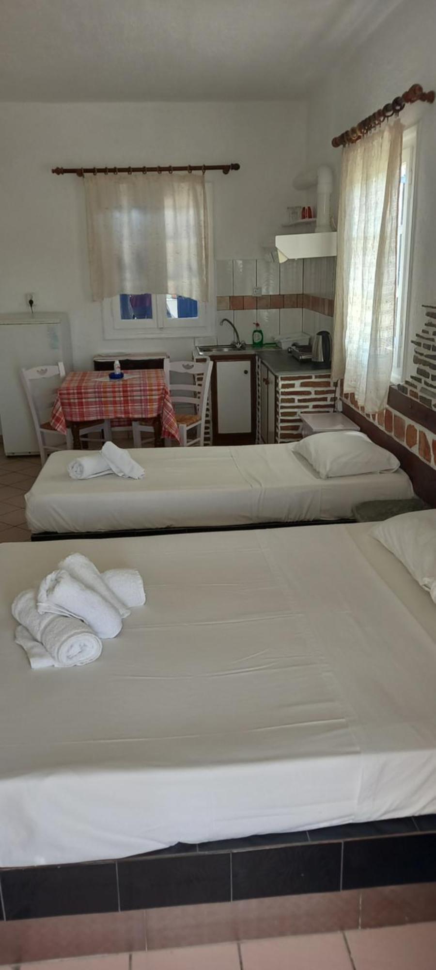 Aposperitis Rooms & Apartments Kini Екстериор снимка